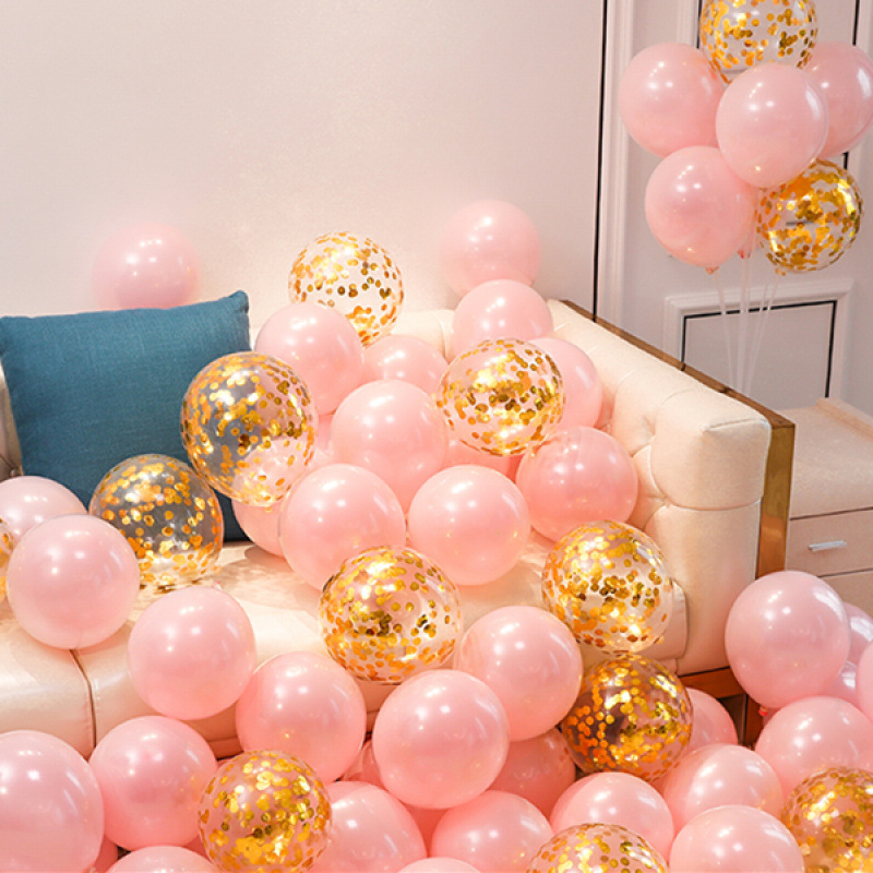 Pink wedding balloons decorate the bride's bedroom for a cute and romantic wedding. Children's birthday balloons are also decorated details Picture