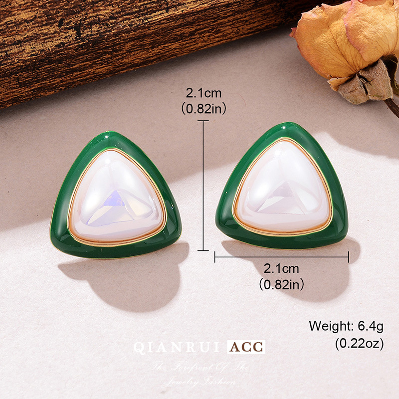 Wholesale of fashionable new triangular pearl stud earrings with a sense of design, niche women's earrings, geometric elegance and simplicity Application Scenario