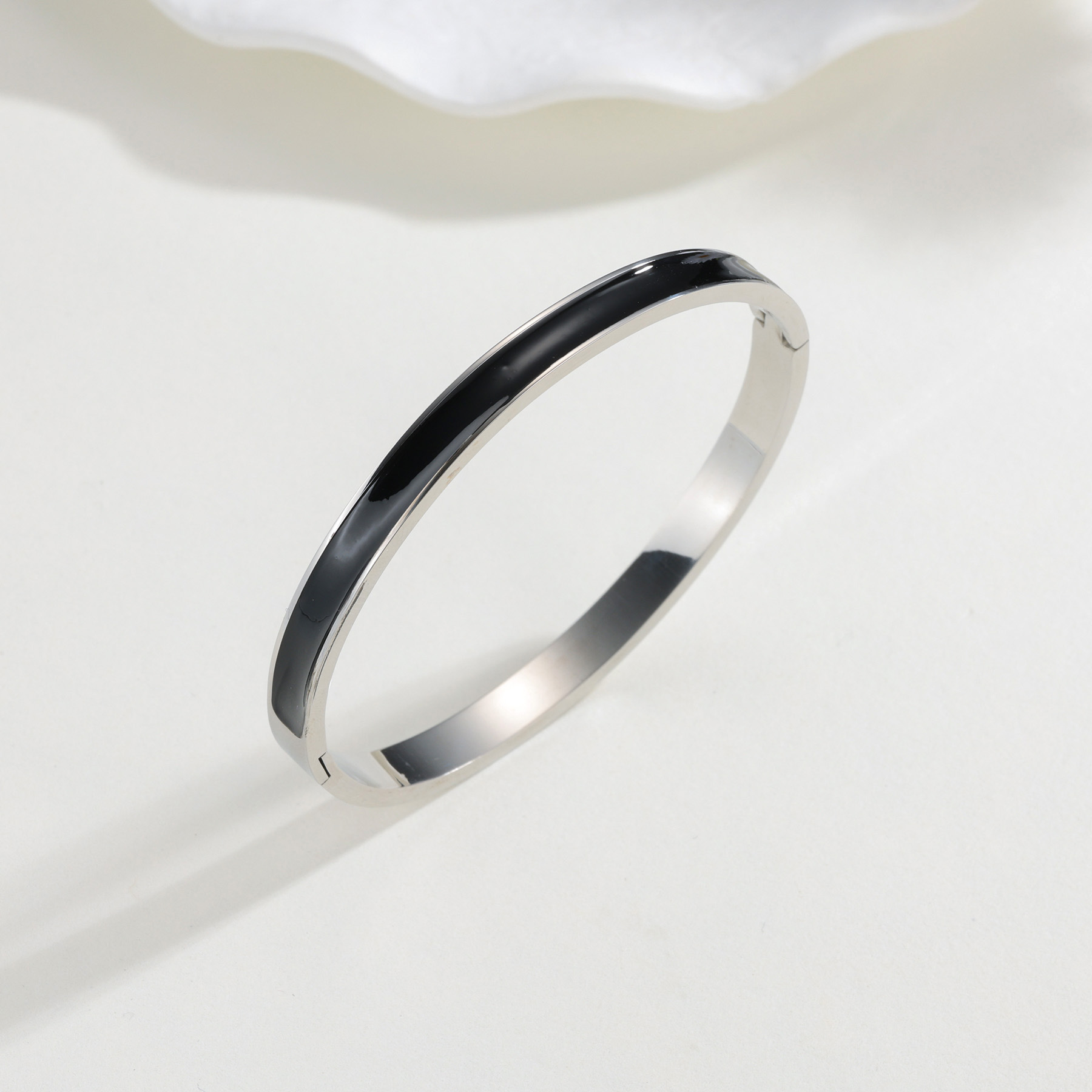 Cross-border epoxy resin ladies' bracelet, fashionable and elegant stainless steel bracelet, women's European and American style, versatile titanium steel bracelet Specification image