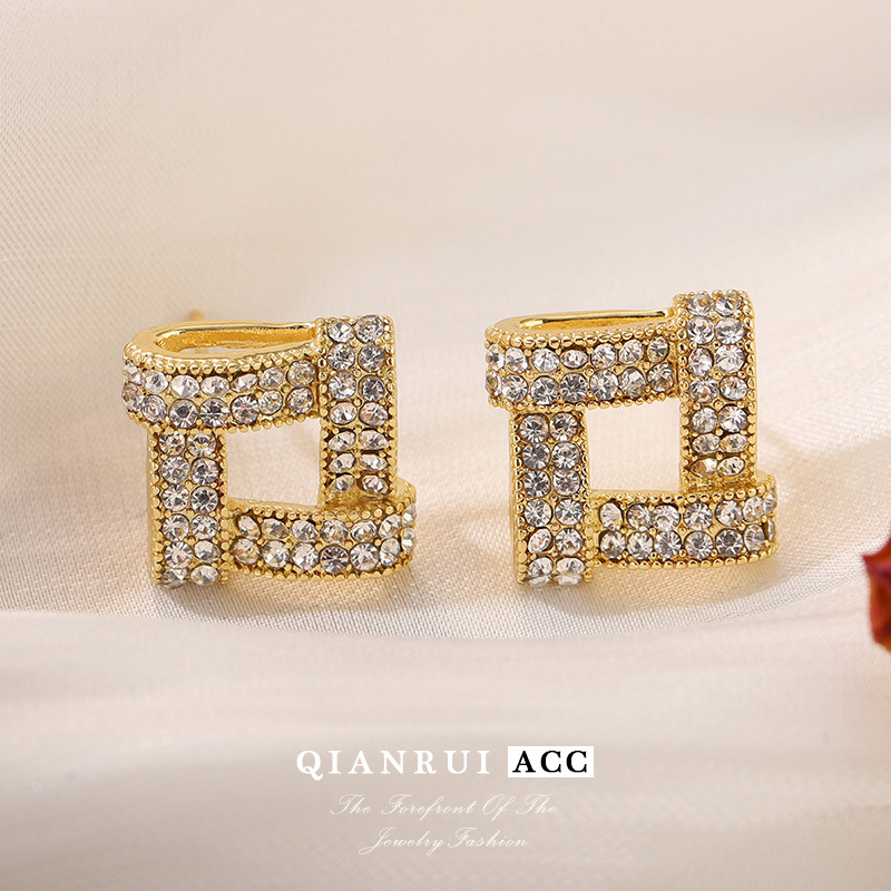 The new zircon geometric square earrings exude a sense of sophistication for women. They are small, simple, trendy, fashionable and have a unique style. The stud earrings are made of s925 silver