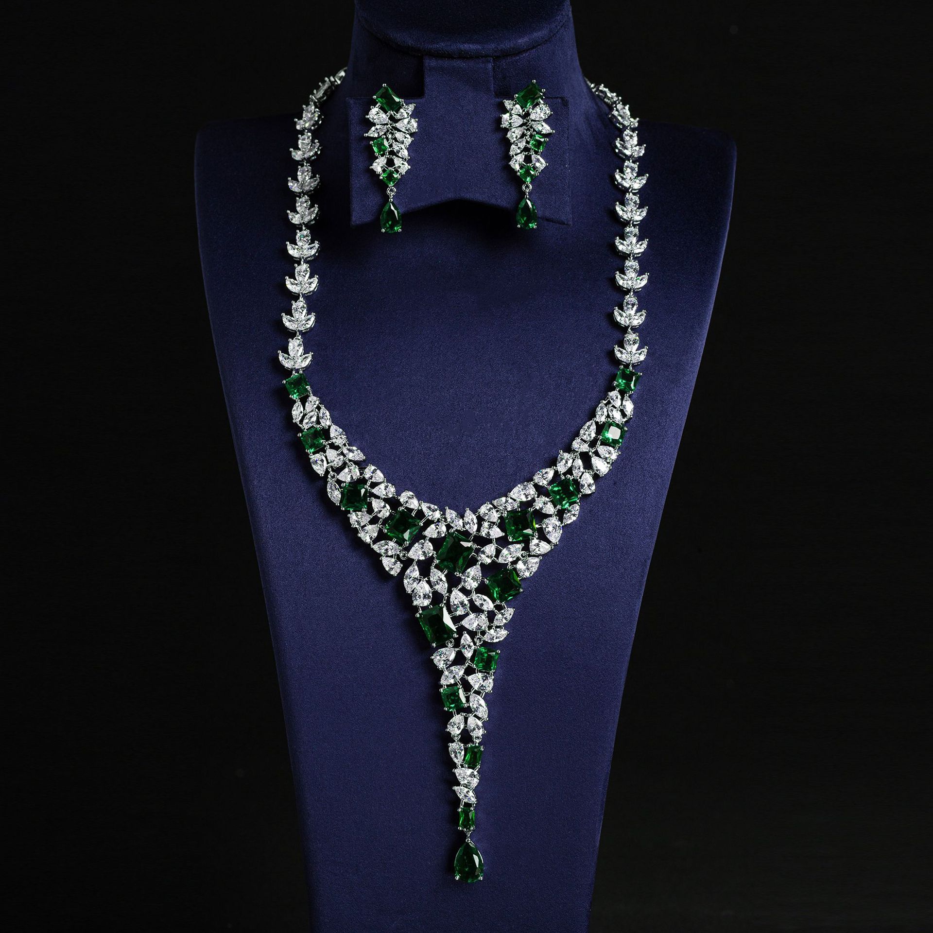 Heavy industry design, high-end sparkle diamond luxurious necklace and earring set, sweet pink water drop elegant banquet accessories Application Scenario