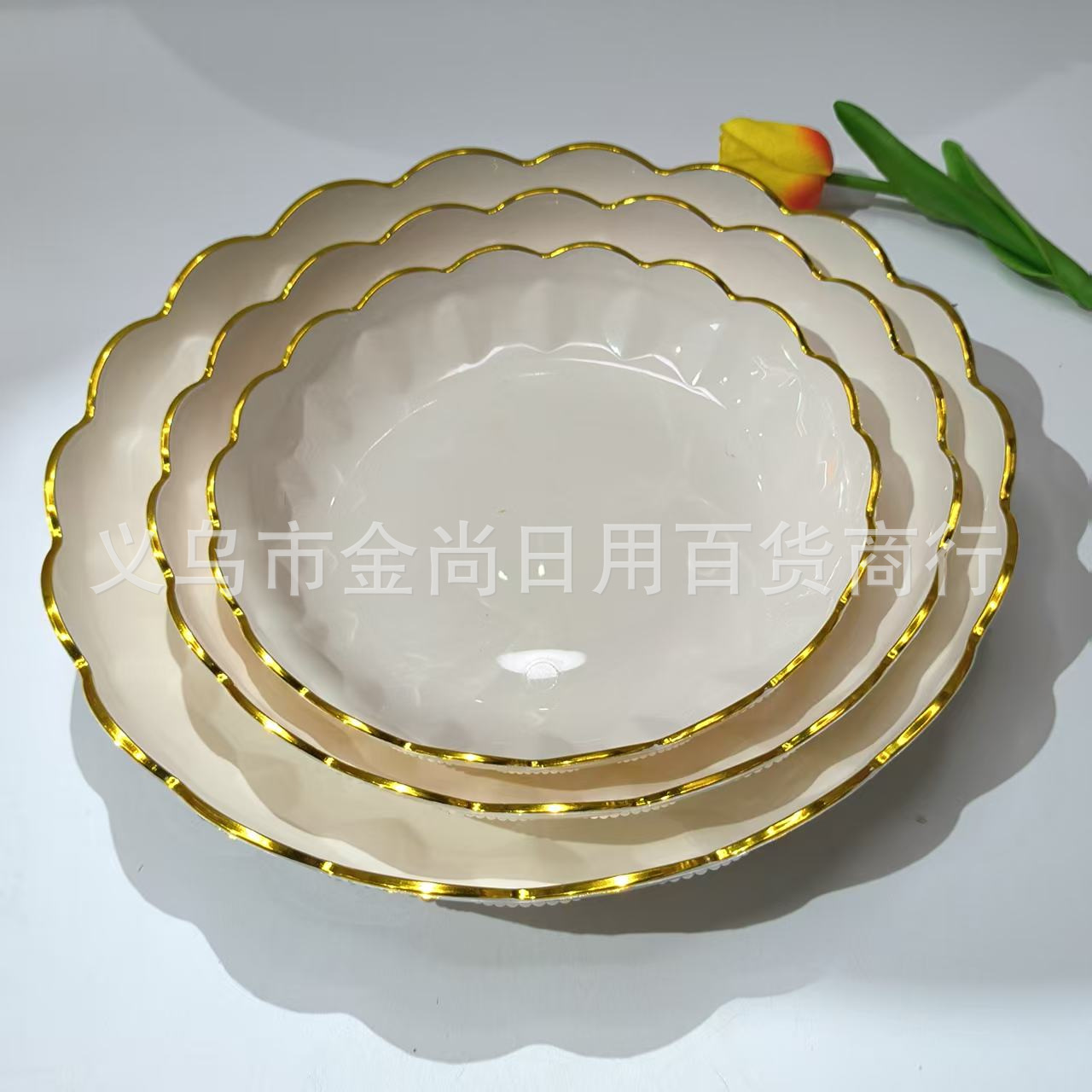 A high-end transparent solid color gold-edge fruit plate for home living room, a high-end plastic coffee table, and a candy plate placed on the front desk details Picture