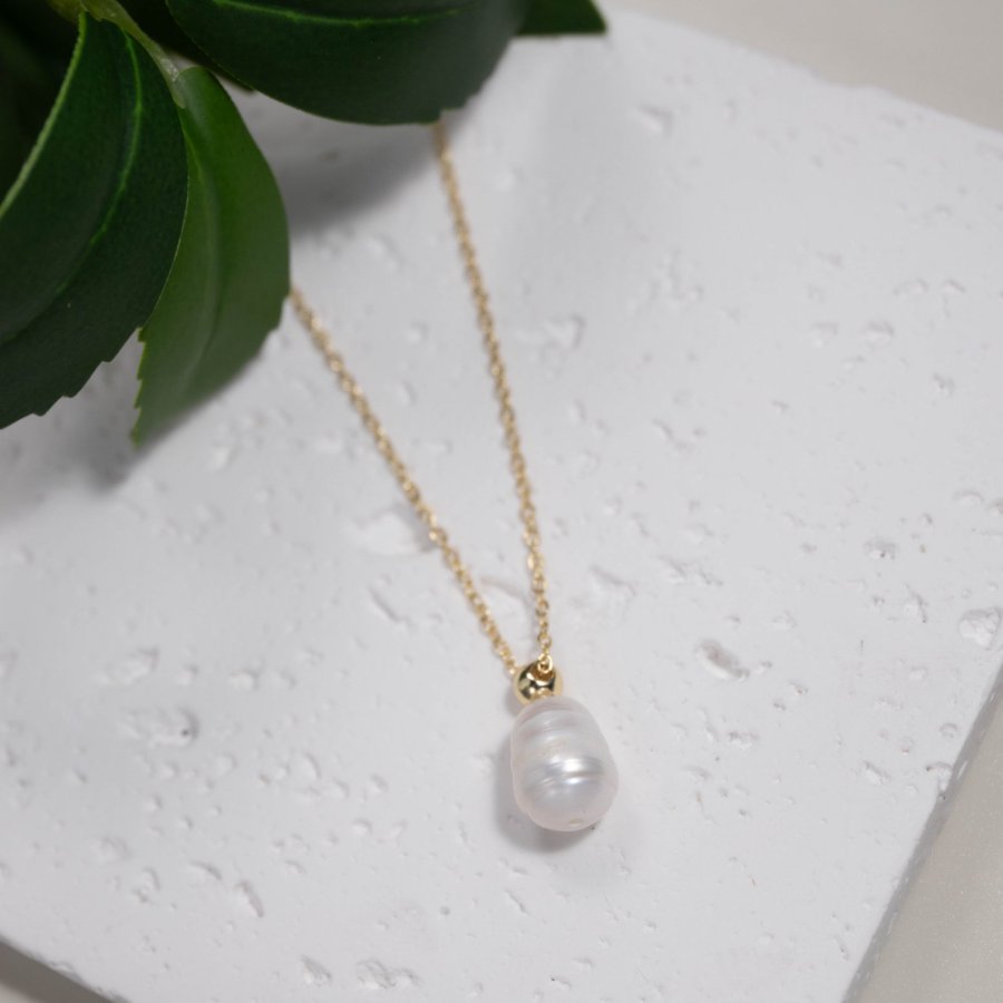 The new copper-plated real gold French retro freshwater pearl necklace is elegant and refined. Wholesale collarbone chain is versatile and exquisite full figure