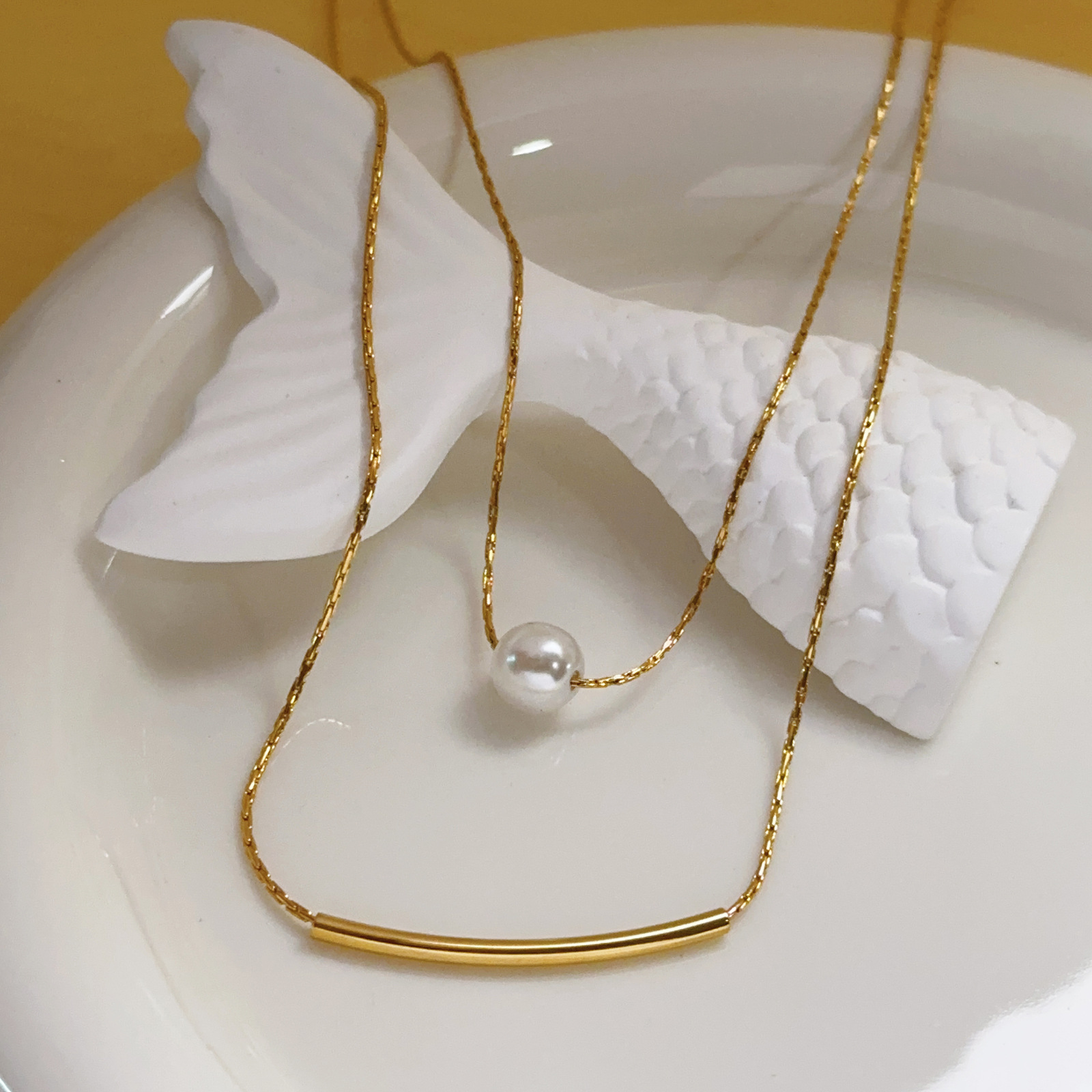 This is a simple cross-border accessory for women with a dual-layer pearl collarbone chain design that does not fade, made of titanium steel