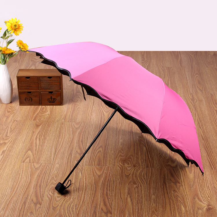 The manufacturer wholesals creative three-fold vinyl umbrellas that bloom upon contact with water, gift advertising umbrellas, and umbrellas that can be used as logos Application Scenario