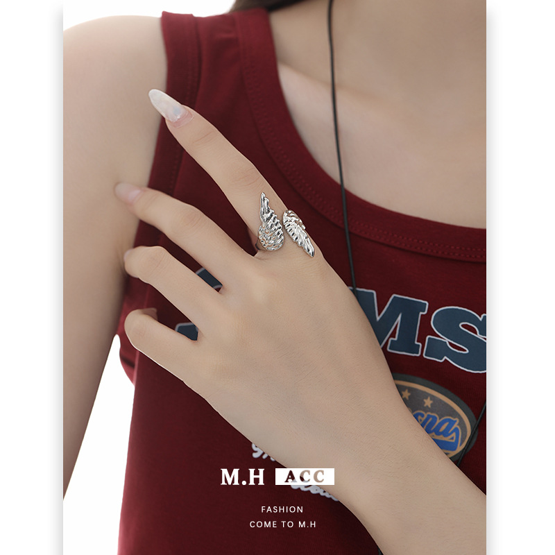 The Double Wing Wing ring is a fashionable and versatile women's index finger ring with a light luxury style and a niche design sense. It is simple and unique details Picture