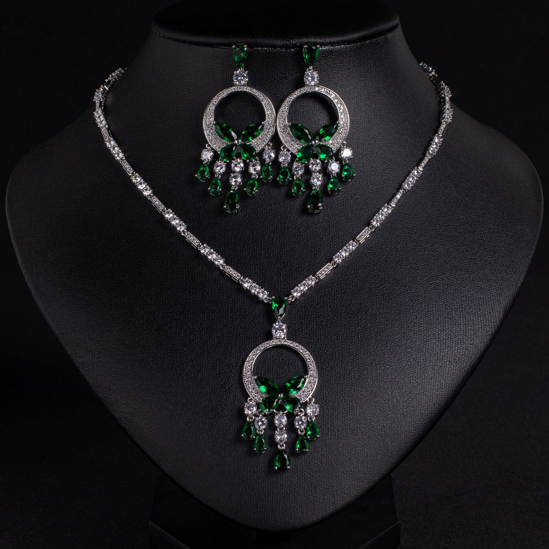 The zircon tassel necklace of the same style as cross-border jewelry is a high-end and versatile accessory for women. It is a niche, light luxury and high-end collarbone chain