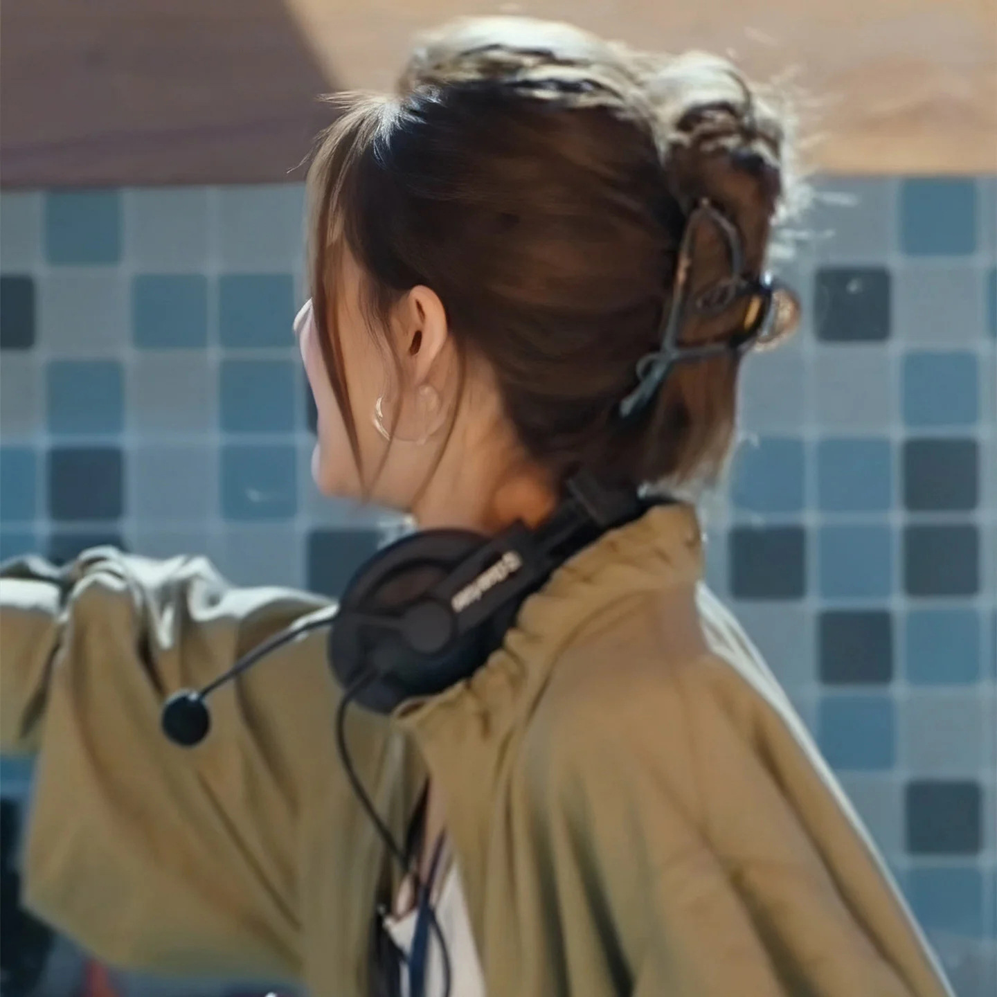 Xu Wo Dazzleng Zhao Lusi Xu Yan's same heart-shaped claw clip with a high-end look. The back of the head is a shark clip hair accessory Application Scenario