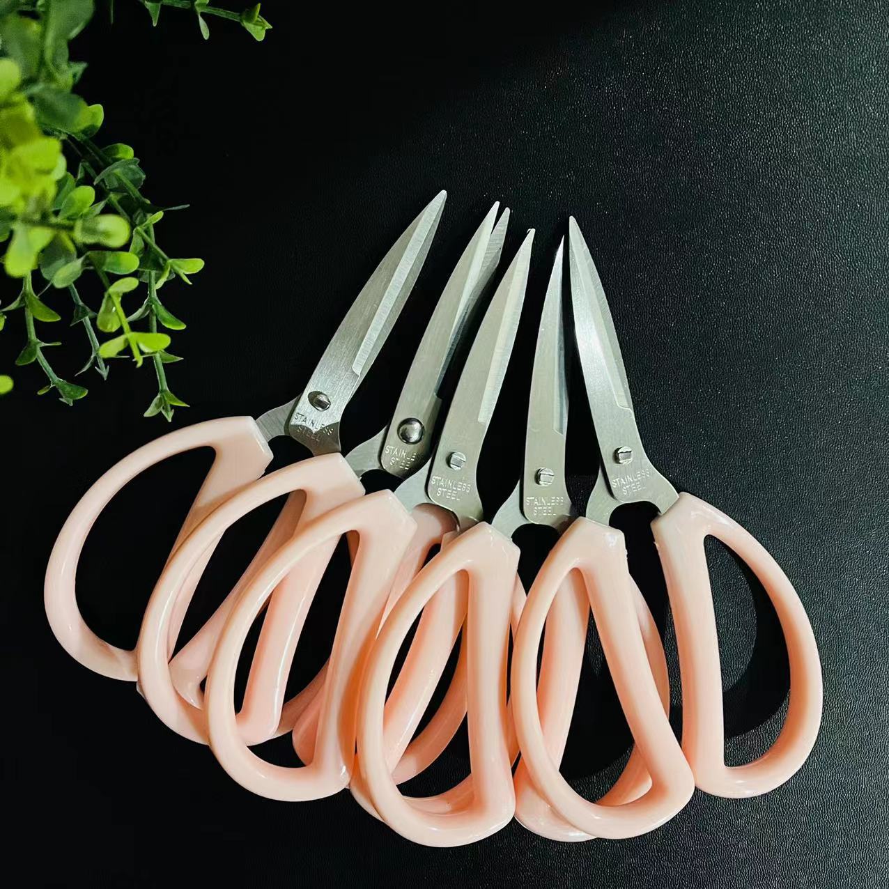 Pink scissors, daily household scissors, cloth scissors, paper-cutting, office cutting, sewing, hand scissors, opening scissors, wholesale 2 yuan