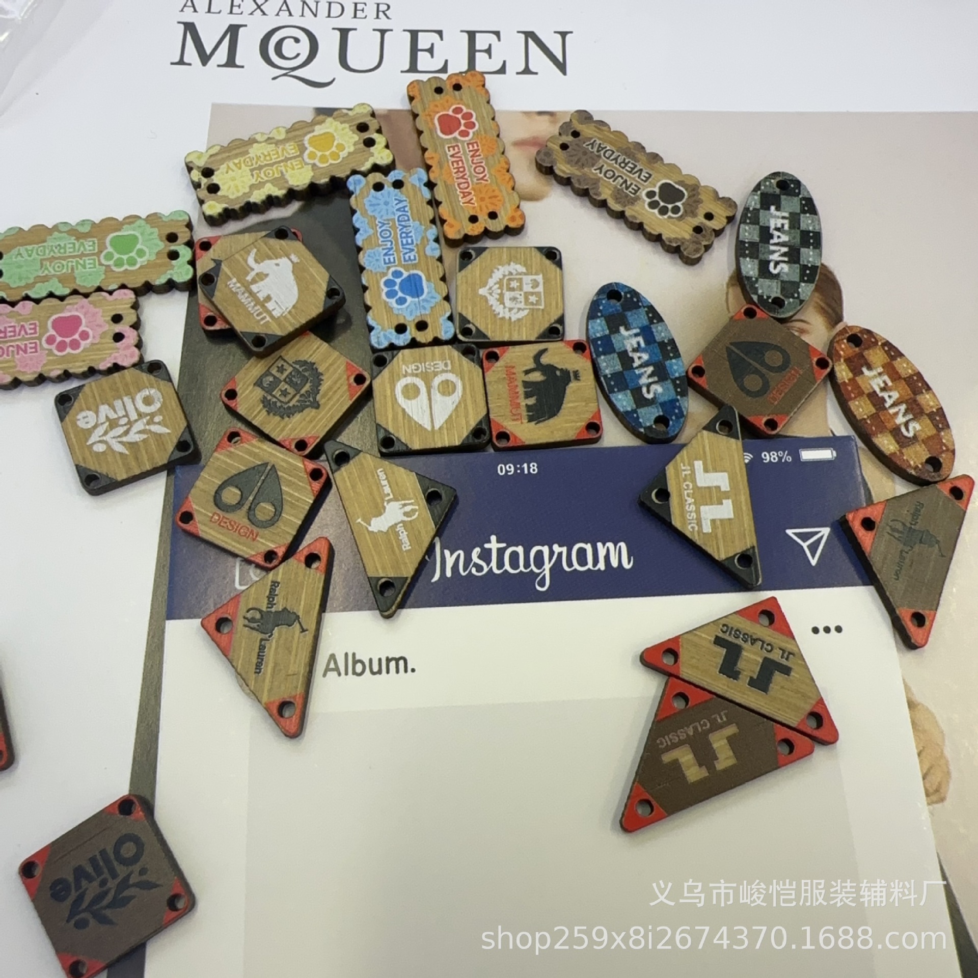 d jewelry accessories: Bamboo, wood, printed, handcrafted characters, wooden nameplates, solid wood buttons, various shapes in stock details Picture