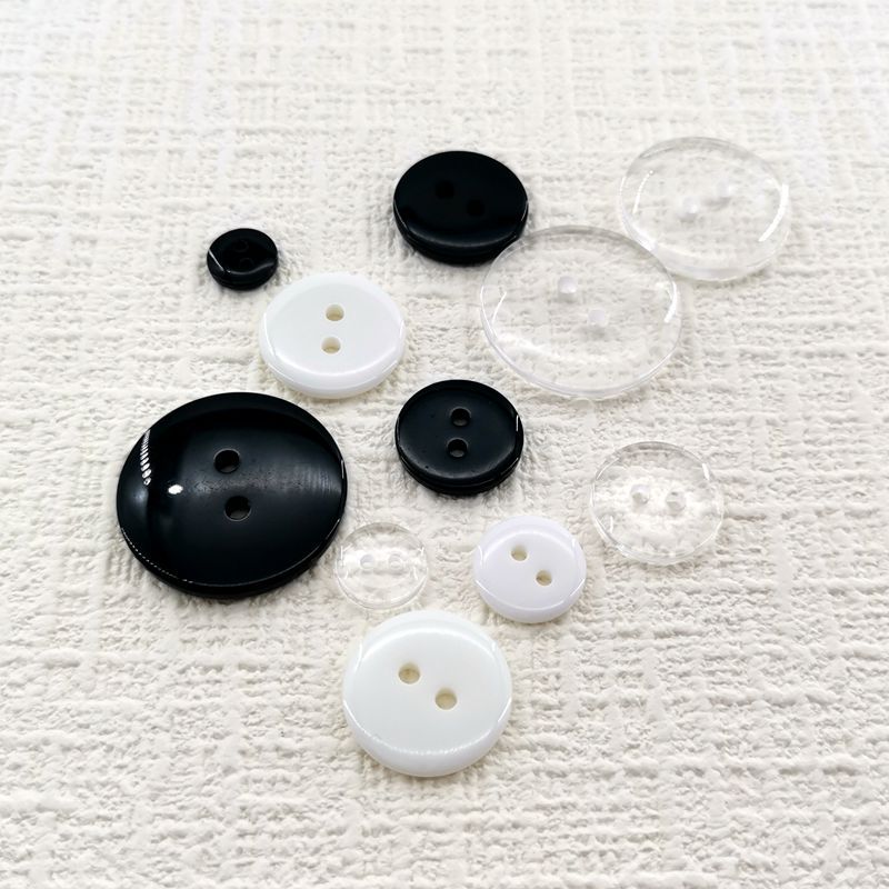 Transparent buttons, black and white round double-eye bread buttons, resin buttons, inner buttons, shirt underwear, fur collar pad buttons details Picture