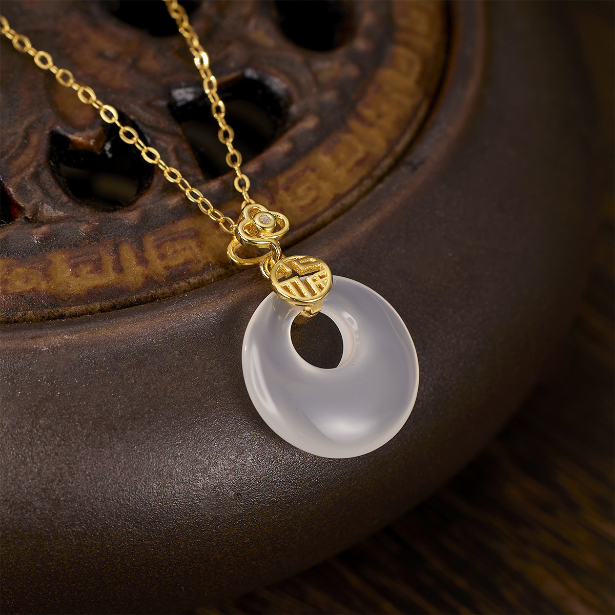S925 Silver New Chinese-style retro Ruyi Peace Clasp necklace, a high-end women's collarbone chain, natural chalcedony necklace accessory Application Scenario