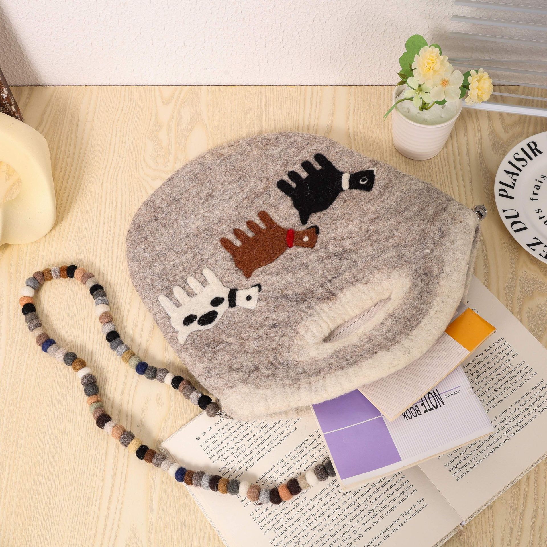 Cute puppy shoulder bag, Nepalese handmade wool felt bag, exquisite three-dimensional animal heavy industry felt bag wholesale details Picture