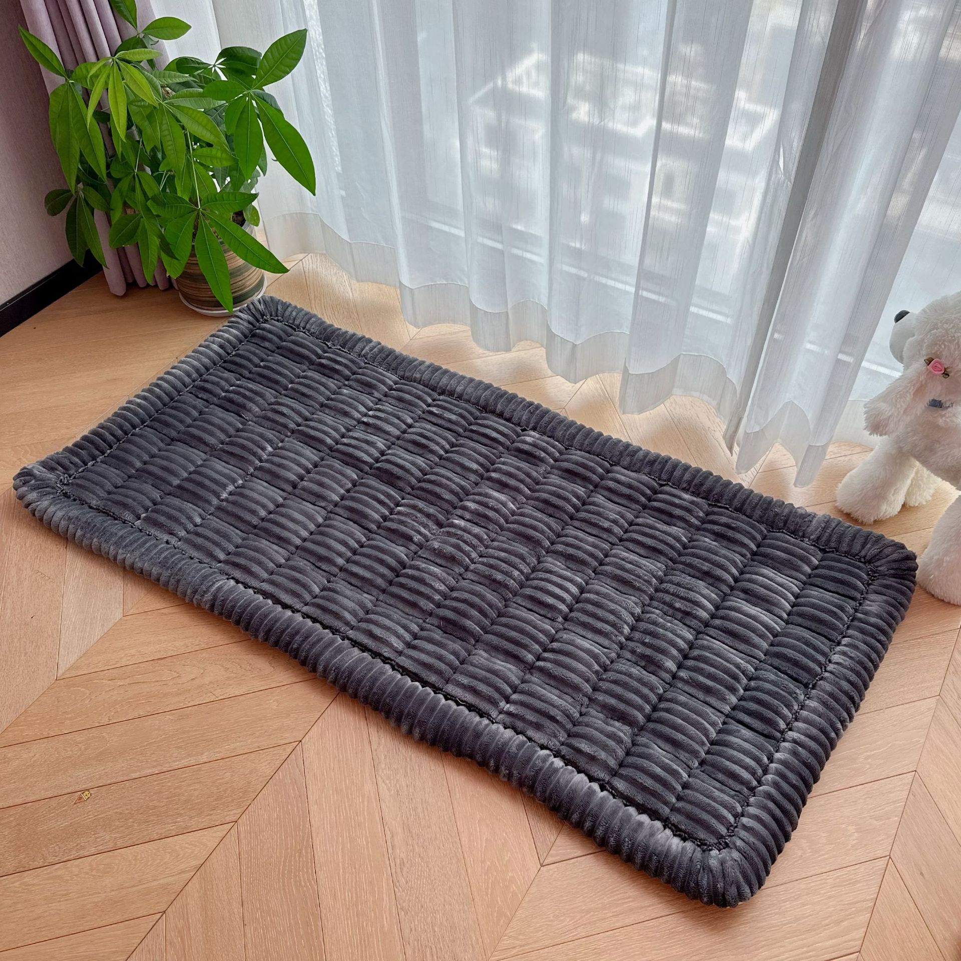 Winter pet car MATS, thickened plush sofa MATS, bay window anti-slip steamed bun MATS, and car rear seat MATS