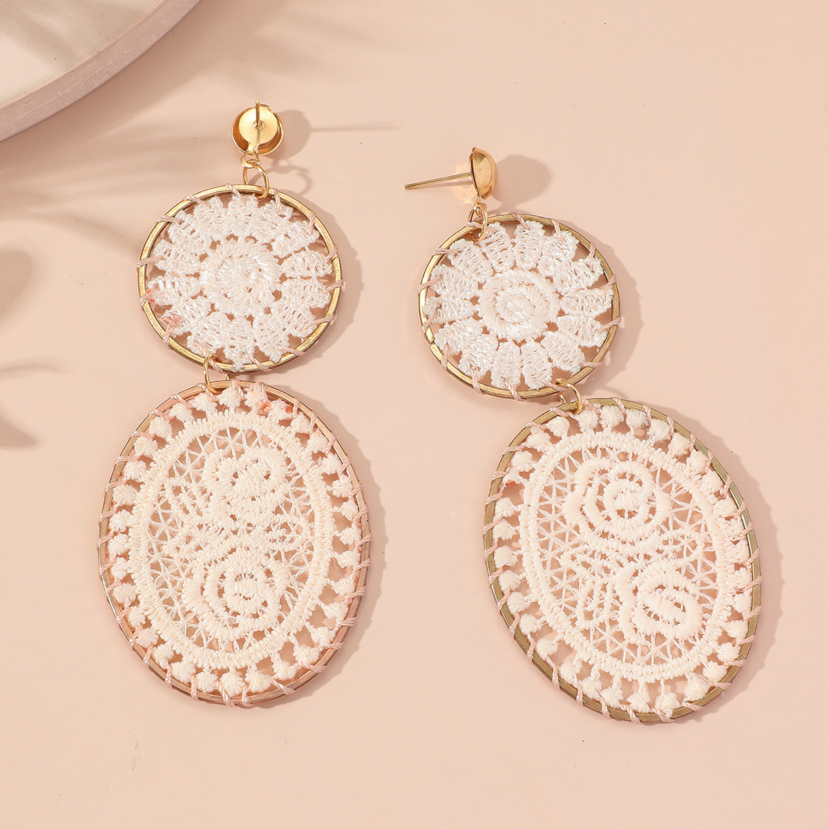 The new fashionable and exaggerated earrings exude a feminine charm and a sense of sophistication. They are woven and hollowed-out retro earrings Specification image