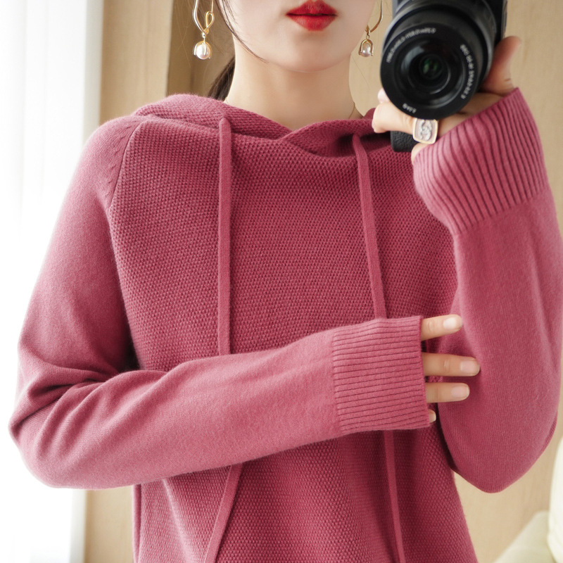 A hooded sweatshirt for women in Spring and Autumn 2025, a new style of hooded sweatshirt as a base layer, paired with a knitted sweater, a casual large-sized hooded sweater for women