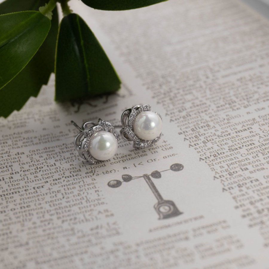 Wholesale of new copper-plated real gold S925 silver needle inlaid freshwater pearl zircon hollowed-out fresh and sweet style stud earrings Application Scenario