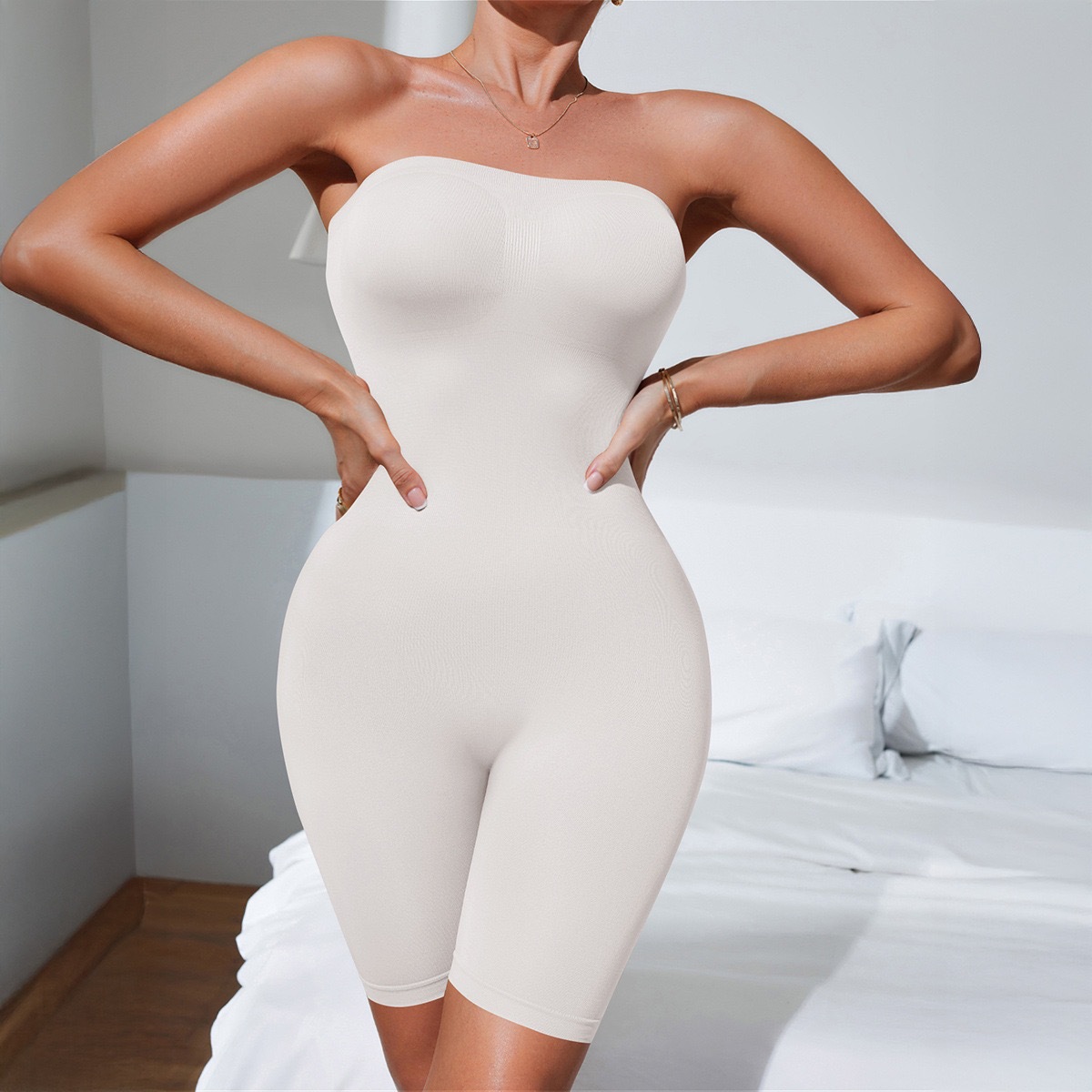 This is a cross-border bestseller from Europe and America, featuring a slimming one-piece body-shaping garment with a one-shoulder design, a sexy chest-hugging and hip-lifting lingerie details Picture