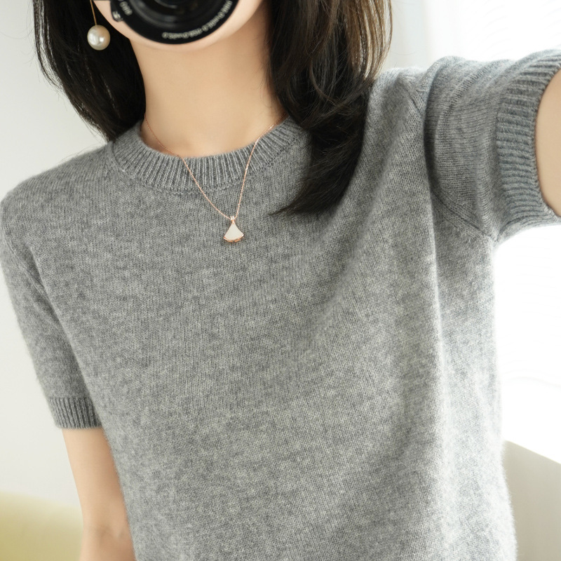 A pullover sweater, a women's non-cashmere round-neck short-sleeved loose T-shirt, paired with a knitted sweater as a base layer, a short top for spring and autumn details Picture