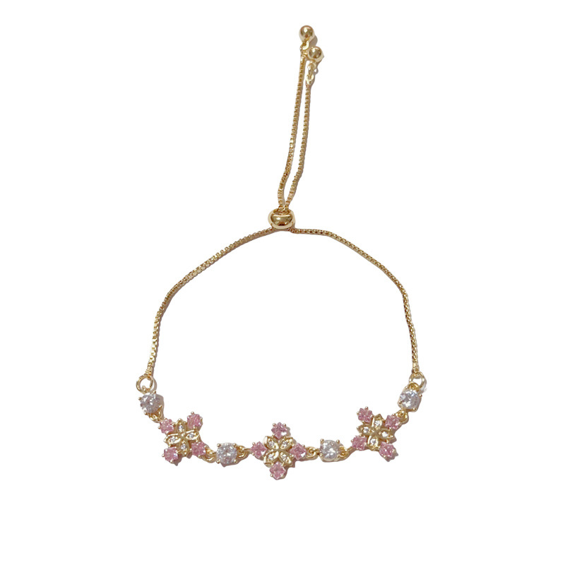 The new summer fashion, light luxury and high-end pink diamond four-leaf flower pull-out bracelet is a delicate, versatile and super dazzling accessory for women Application Scenario