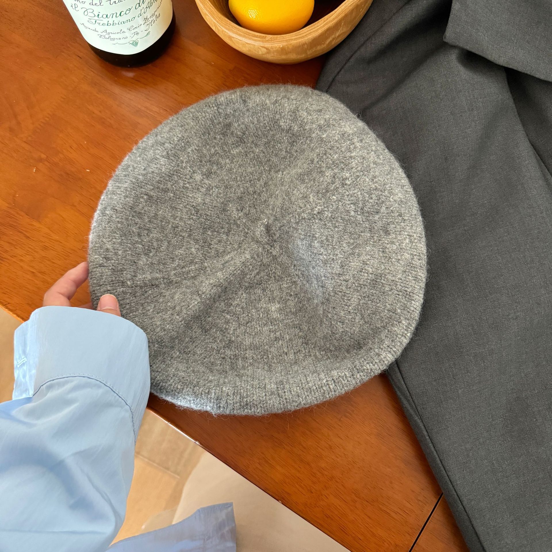 The fluffy fairy-like white rabbit fur beret is a versatile choice for women in autumn and winter. It can be adjusted for warmth. The knitted plush painter hat makes your face look good. The small cold hat is piled up. The Japanese-style rolled-up wool warm knitted bag is super beautiful Application Scenario