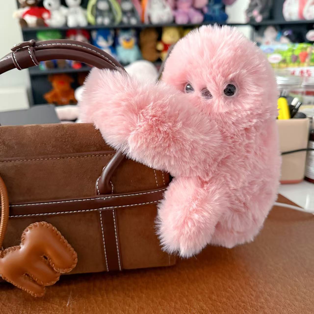 A cute plush toy that can sing, turn its head and learn to speak, an Instagram-style bag and pendant, a girlish and adorable pet toy