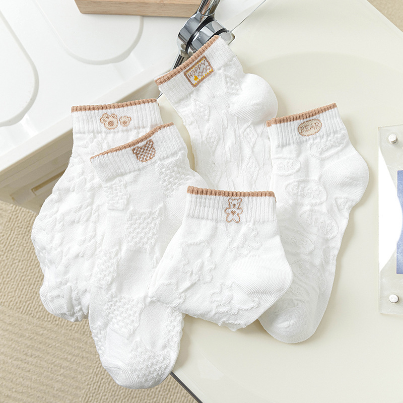 In Zhuji, the popular "Little White Socks" for girls in spring and autumn are cartoon Japanese-style student girls' short socks with shallow openings and low tops Application Scenario