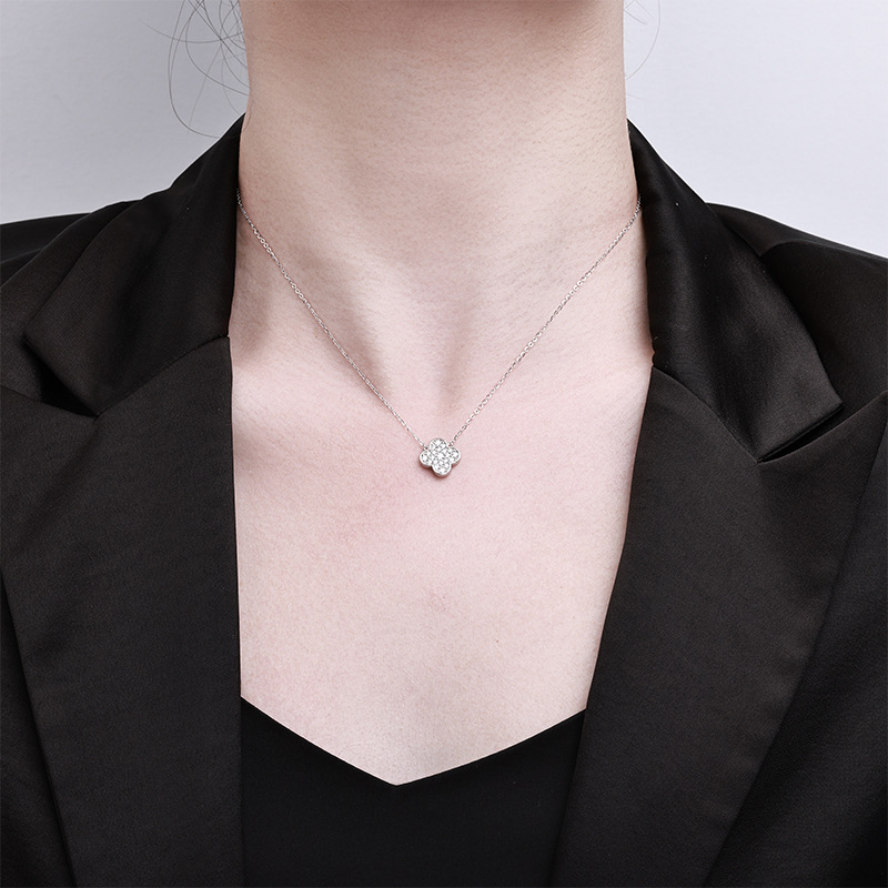 Zhuoheng Select s925 Pure Silver four-leaf Clover Necklace, high-end and light luxury Moissanite collarbone chain, non-fading Valentine's Day gift necklace details Picture
