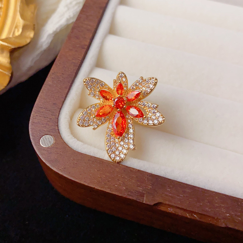 French retro, exquisite, fashionable, light luxury and high-end feel, full diamond maple leaf button brooch style, simple and individual, versatile, super dazzling brooch