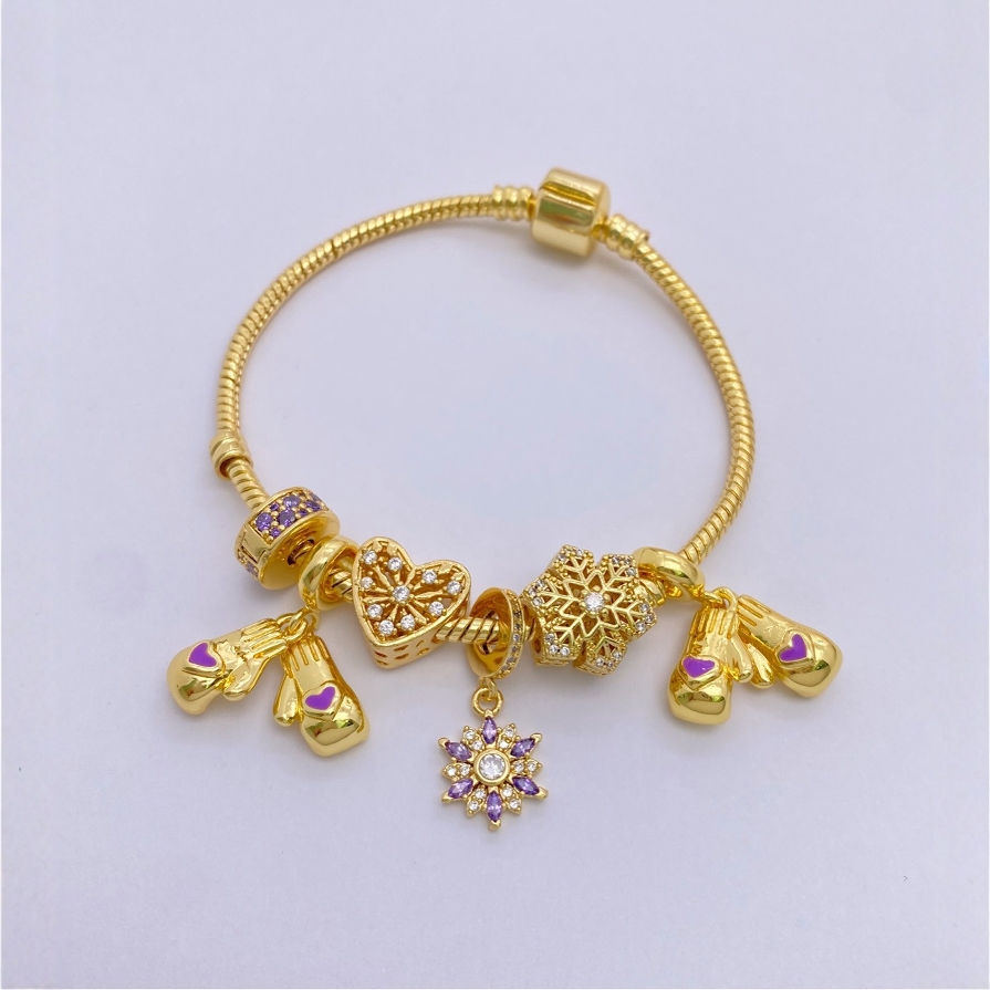 Cute and fashionable best-selling DIY gold-plated accessories such as bracelets, necklaces and pendants in the shape of small gloves Application Scenario
