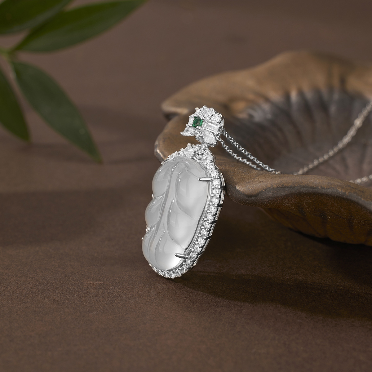 Wholesale of new natural high ice chalcedony leaf pendant necklace with ethnic style for girls Specification drawing