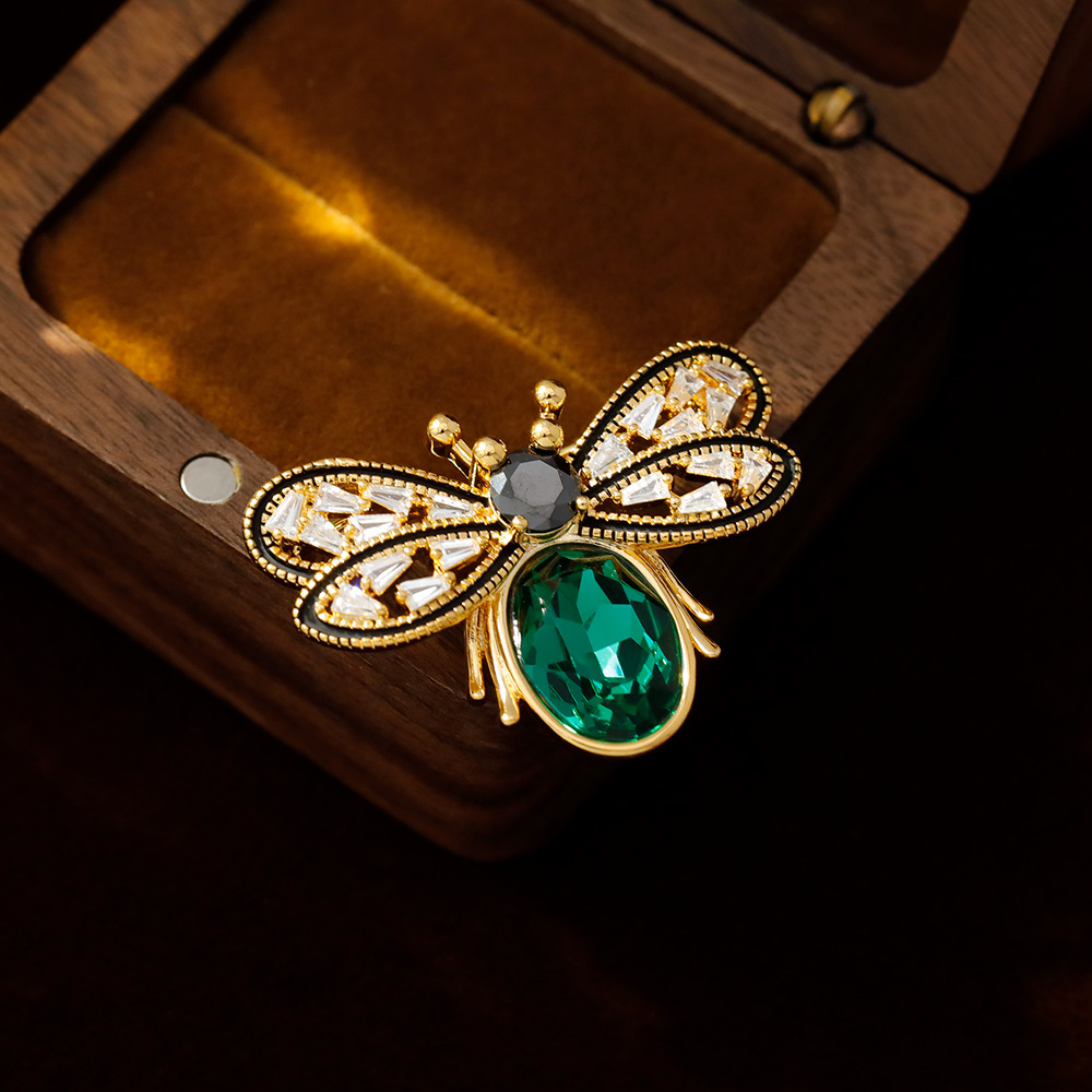 Hyacinth cute bee brooch, high-end women's exquisite brooch, Chinese-style coat suit accessory, design sense, anti-glare pin buckle Specification image