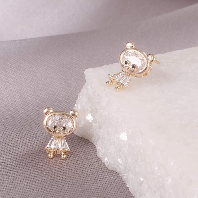 Xuhui jewelry features copper zirconium plated with real gold and silver needles, which are sweet, cute and versatile. The bear stud earrings are simple and elegant for women, and the earrings are niche Specification drawing