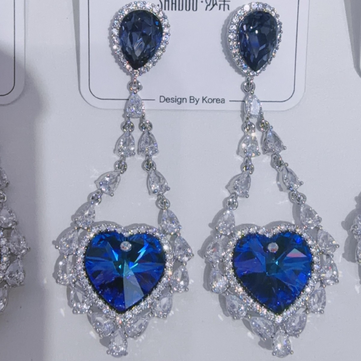 New color scheme: Fashionable and romantic heart-shaped S925 silver needle, European and American micro-inlay, light luxury, dazzling Austrian Swarovski crystal, high-end earrings, Korean Dongdaemun earrings, Ocean Heart, elegant live-streaming style Application Scenario