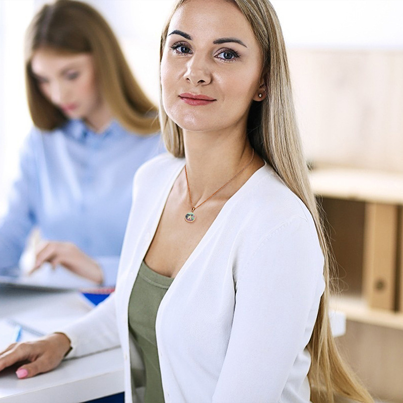 18K titanium steel shell letter necklace for women, European and American fashion round stainless steel first letter pendant for women Application Scenario