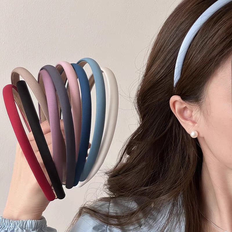 The 2025 new Korean simple blue thin hairband is a versatile accessory for women when they go out. It can be used for washing the face, pressing the hair, bundling the hair, hairpins and hair accessories