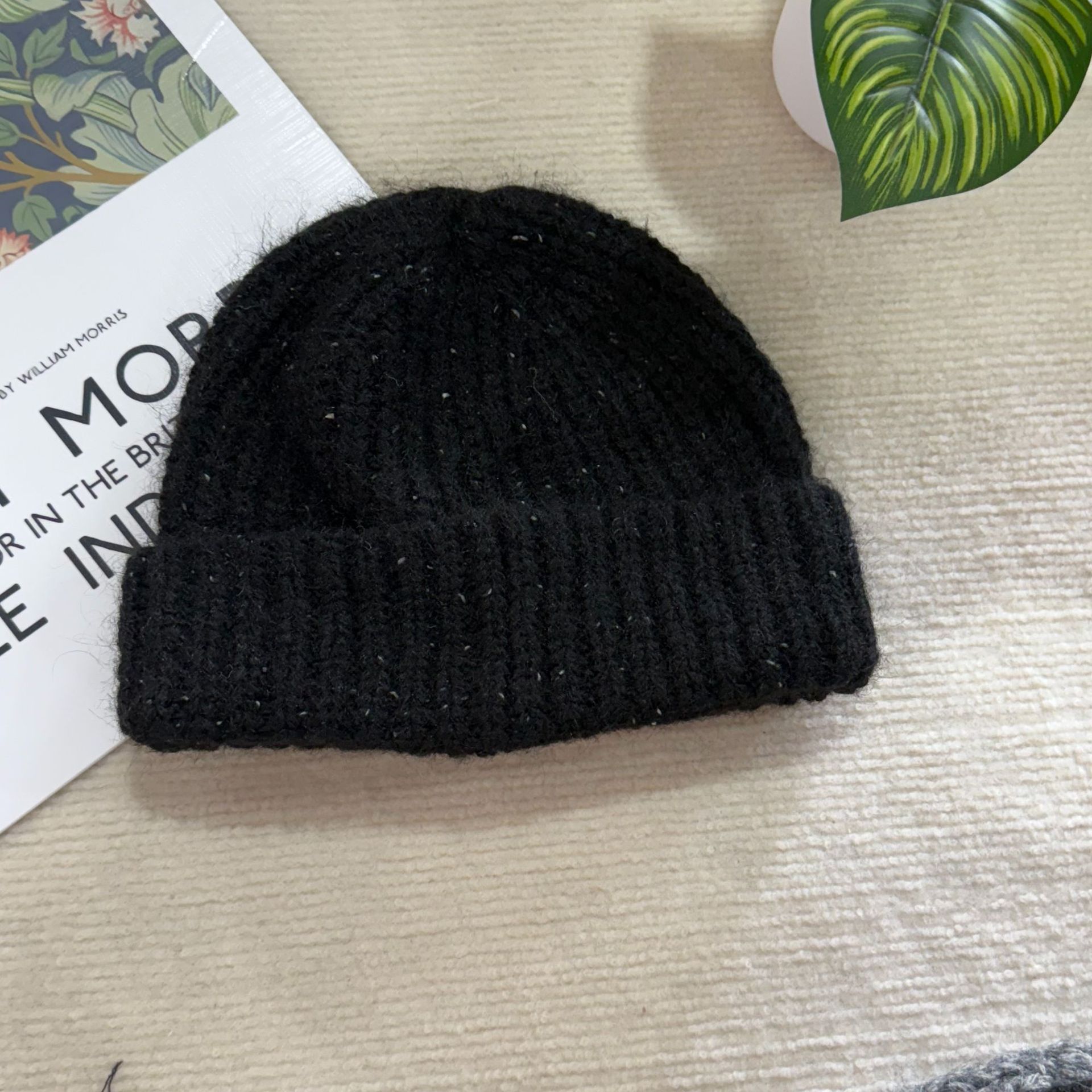 A new style of loose, large-head knitted pile cap for men and women to keep warm in autumn and winter, a woolen cap with ear protection, and a versatile cold hat