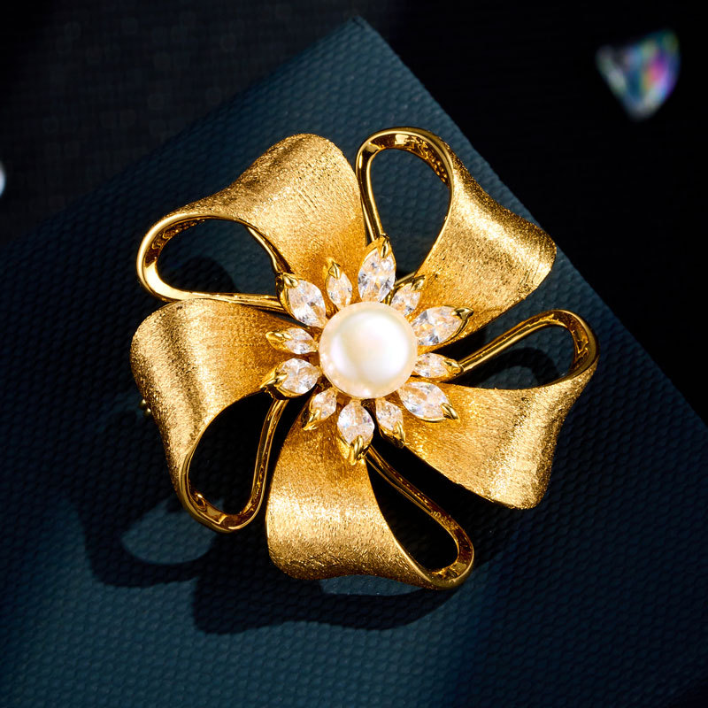 轻奢优雅金色拉丝花朵胸针铜镶锆石淡水珍珠精致别针爆款衣饰胸花