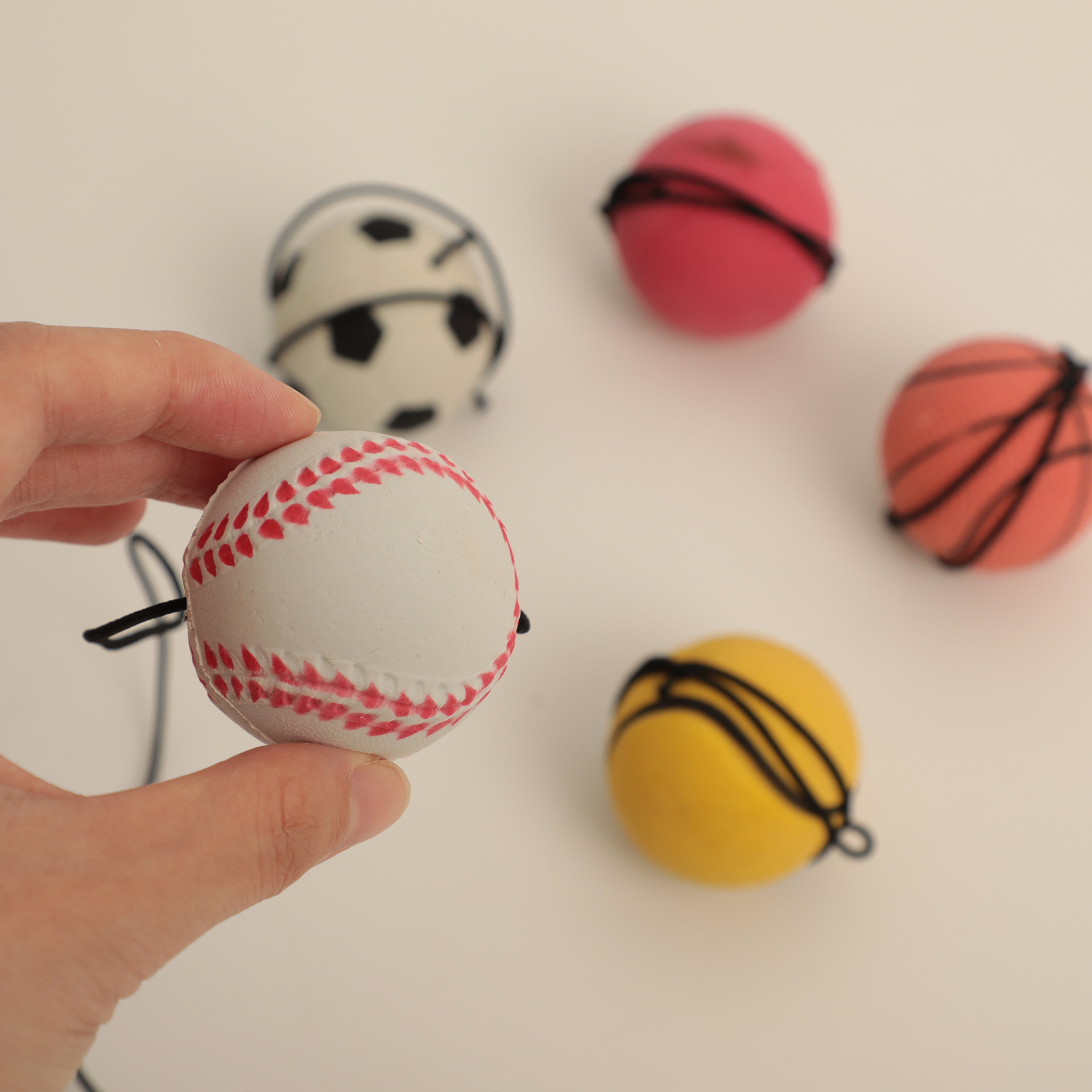 Pequeño libro rojo búsqueda caliente juguetes para niños paletas baloncesto fútbol juguete de bola elástica juguete de goma disponible al por menor disponible al por mayor details Picture