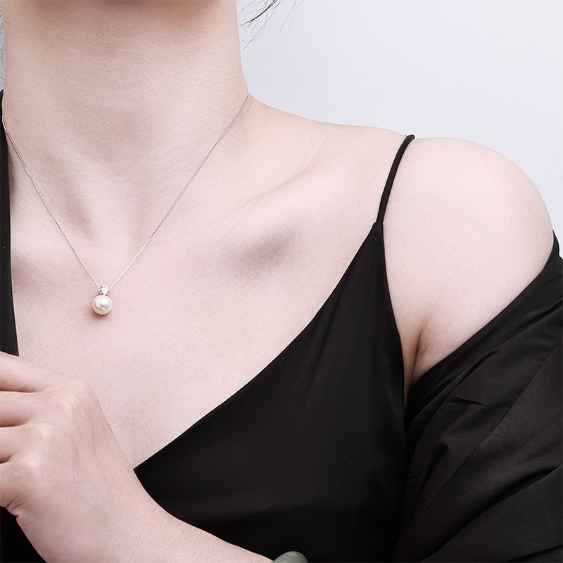A versatile moissanite freshwater pearl pendant for women, a niche design for wholesale. s925 sterling silver collarbone chain