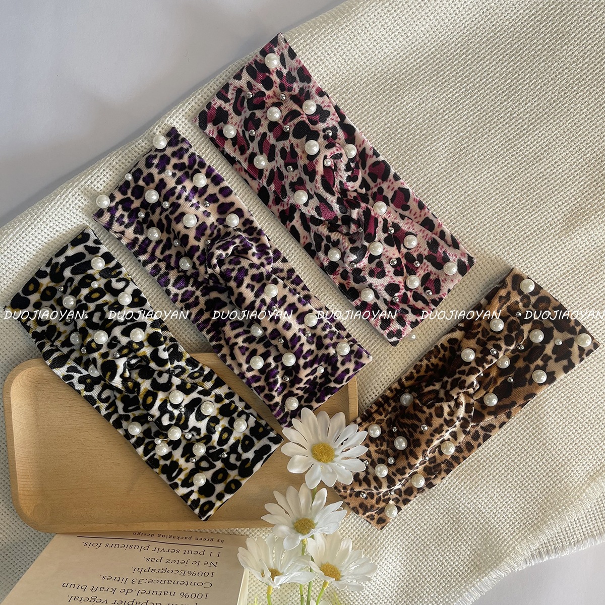 New cross-border leopard print cross-velvet hair band, retro and fashionable pearl headwear, high-end feel, warm and windproof hair band Application Scenario