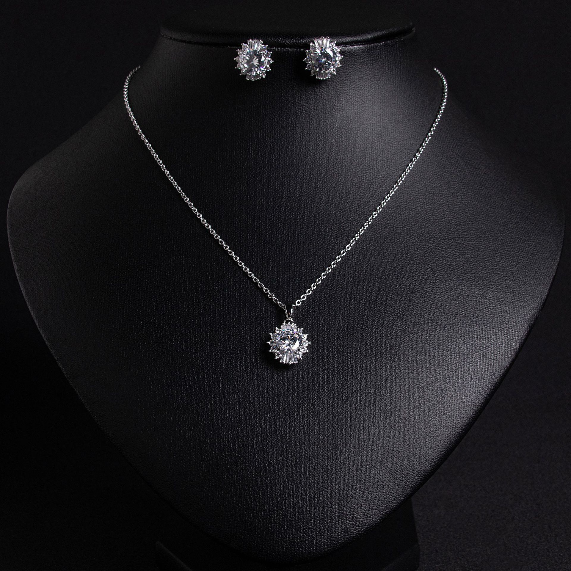 Korean version women's niche design sense round colored zircon stud collarbone chain necklace two-piece set in stock, Getisha Jewelry LJT29157 Banquet dress jewelry and accessories wholesale details Picture