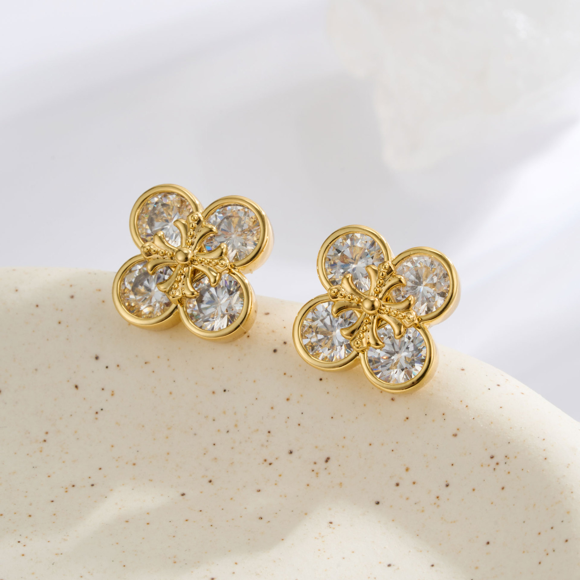 Light luxury and versatile lucky four-leaf clover ear studs, copper alloy, real gold electroplated with zircon, high-end, fashionable and exquisite earrings details Picture