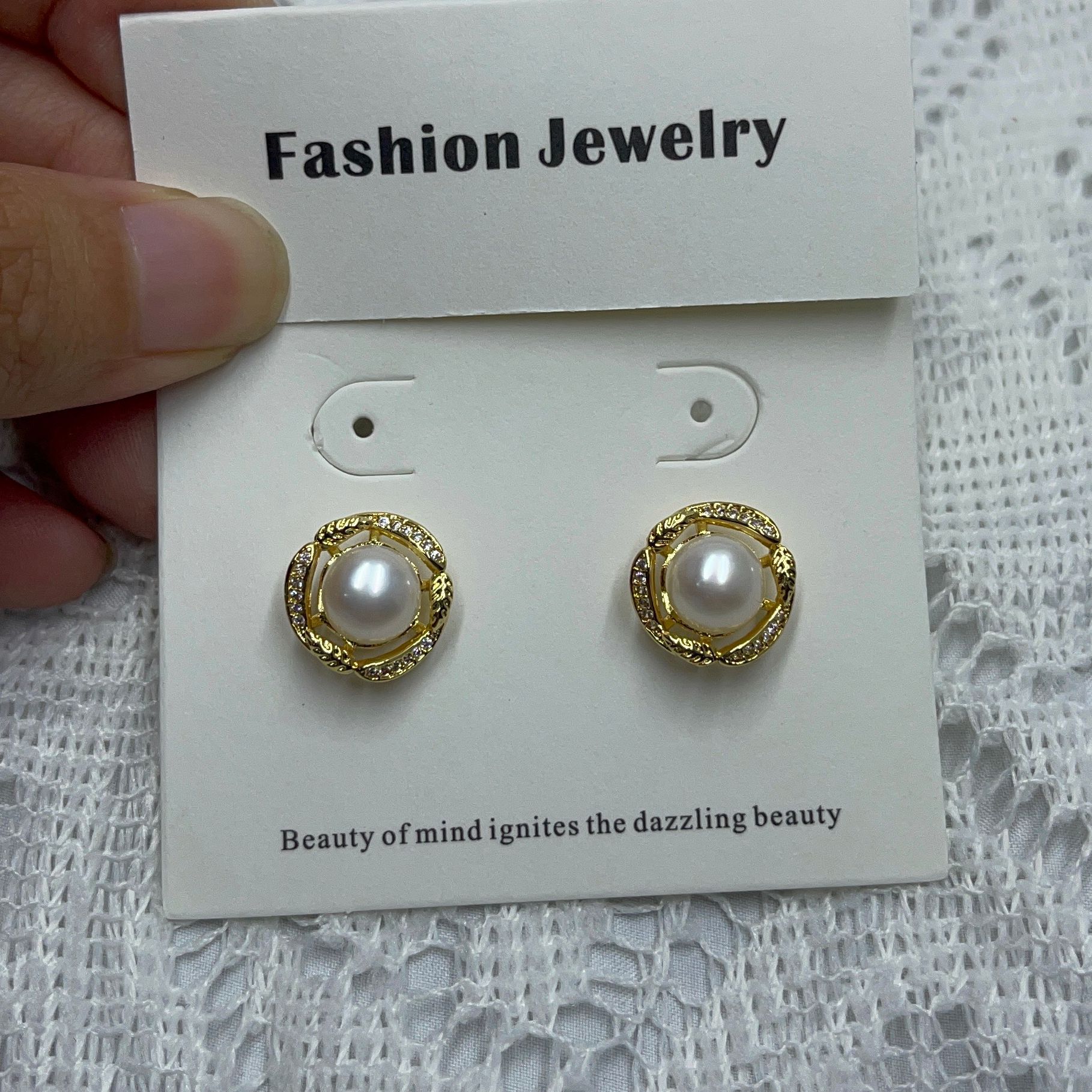 Sweet flower-inlaid zircon copper silver-plated needle S925 natural pearl stud earrings for women, simple and elegant Japanese and Korean version earrings Application Scenario