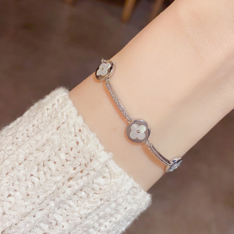 This Korean-style sweet, versatile and elegant zirconium shell four-leaf flower pull-out bracelet is a stylish and fashionable design accessory Specification image