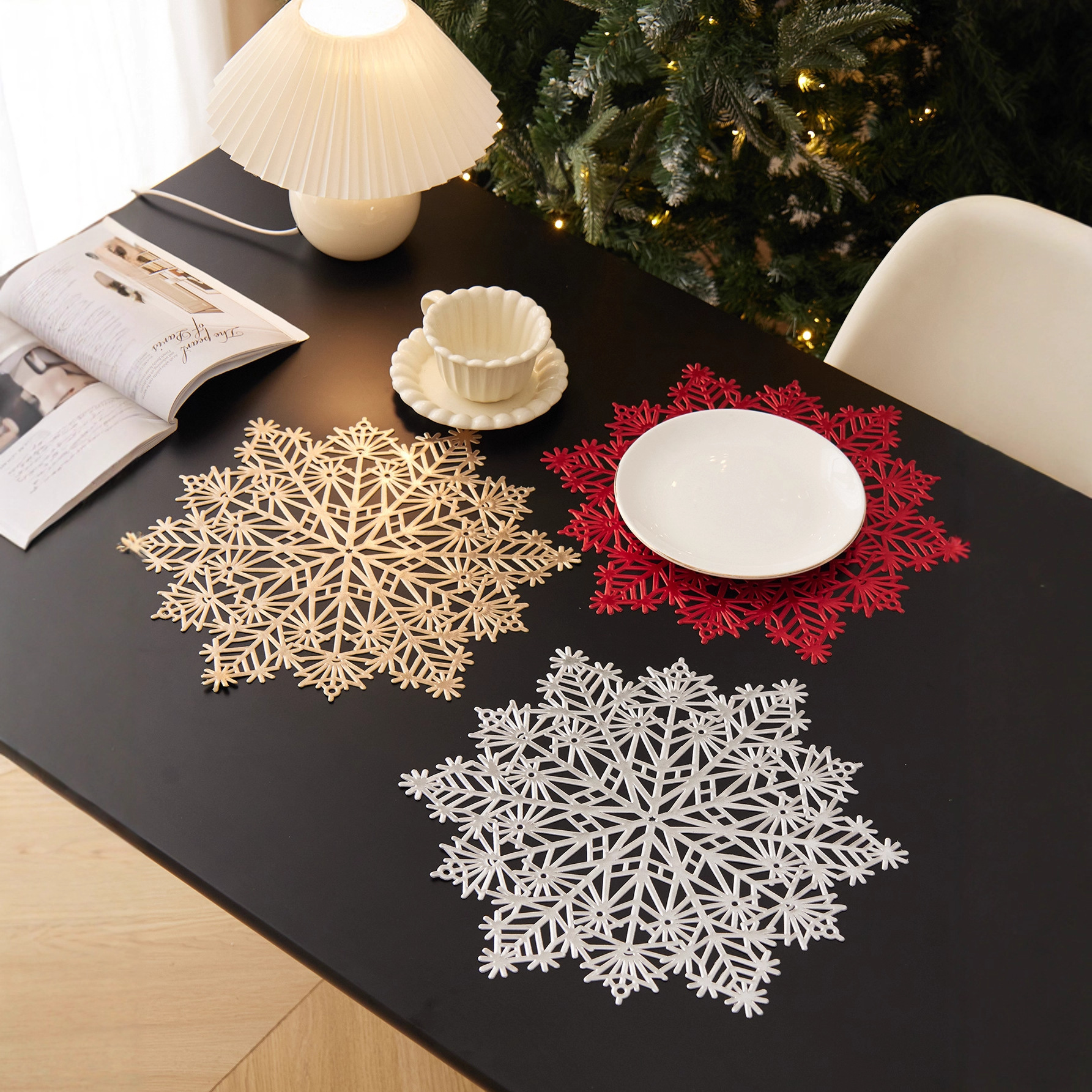 圣诞节餐垫注塑PVC圆碗垫防水防油污桌垫派对家庭聚餐雪花装饰垫