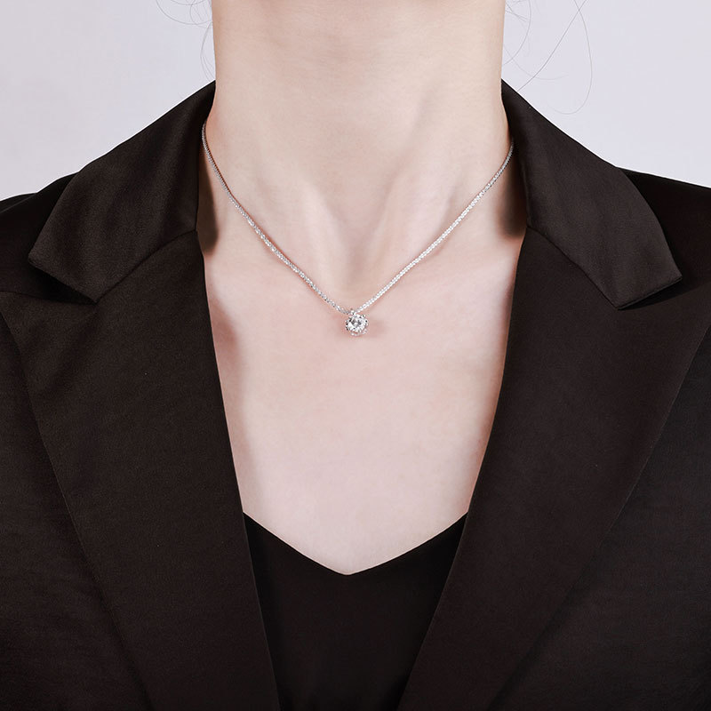 S925 all-silver, light luxury, niche high-end collarbone chain, moissanite fashionable Valentine's Day gift necklace for best friends Application Scenario