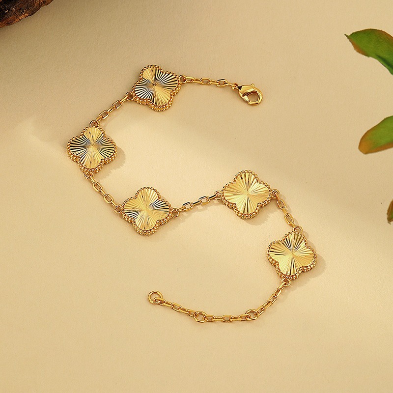 The same style of copper-plated imitation gold lucky clover bracelet as Douyin live streaming, a retro five-leaf four-leaf lucky clover sandgold bracelet Specification image
