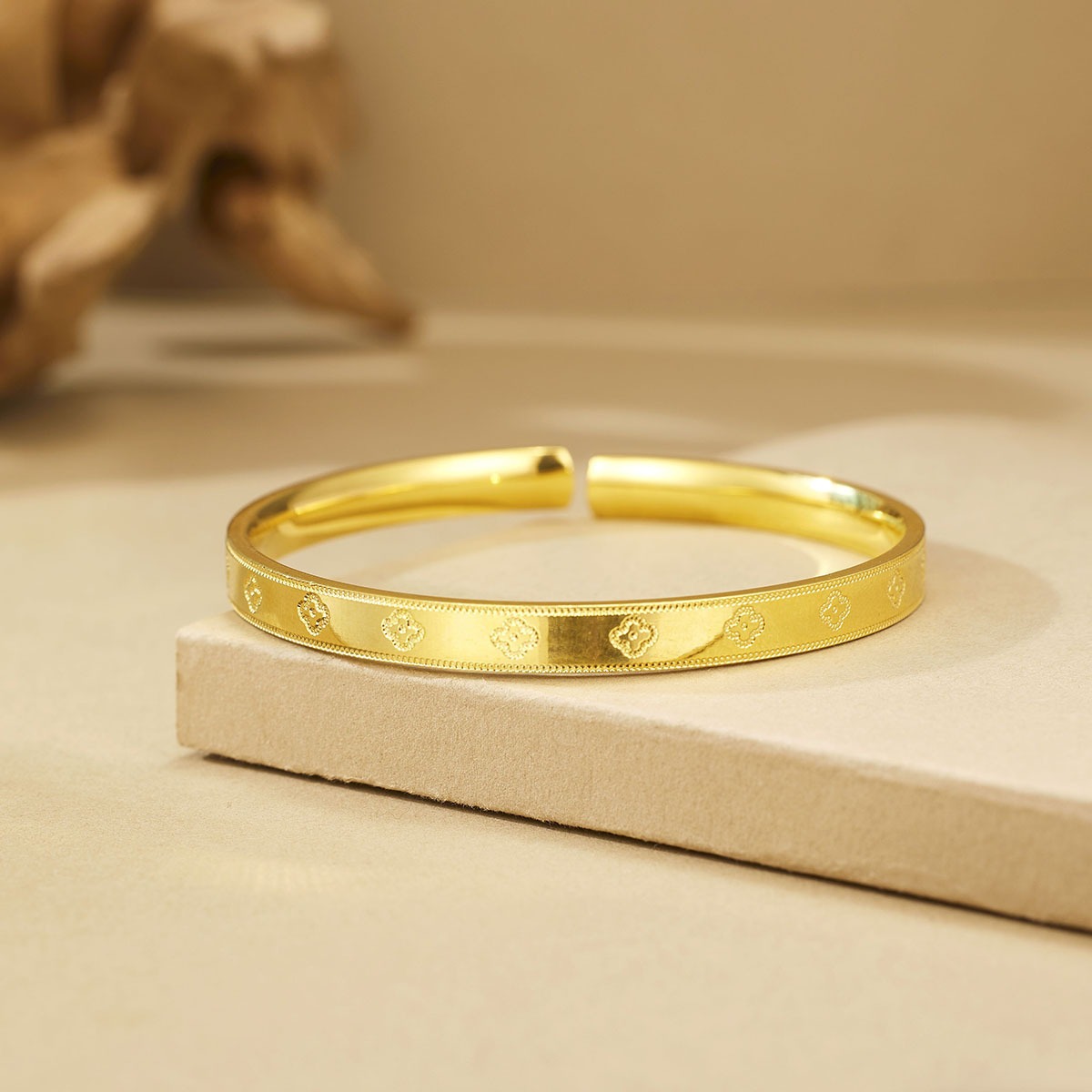 Fashionable and elegant, light luxury, lucky four-leaf clover bracelet, high-end and niche design, the same style as the open bracelet on Xiaohongshu Specification image