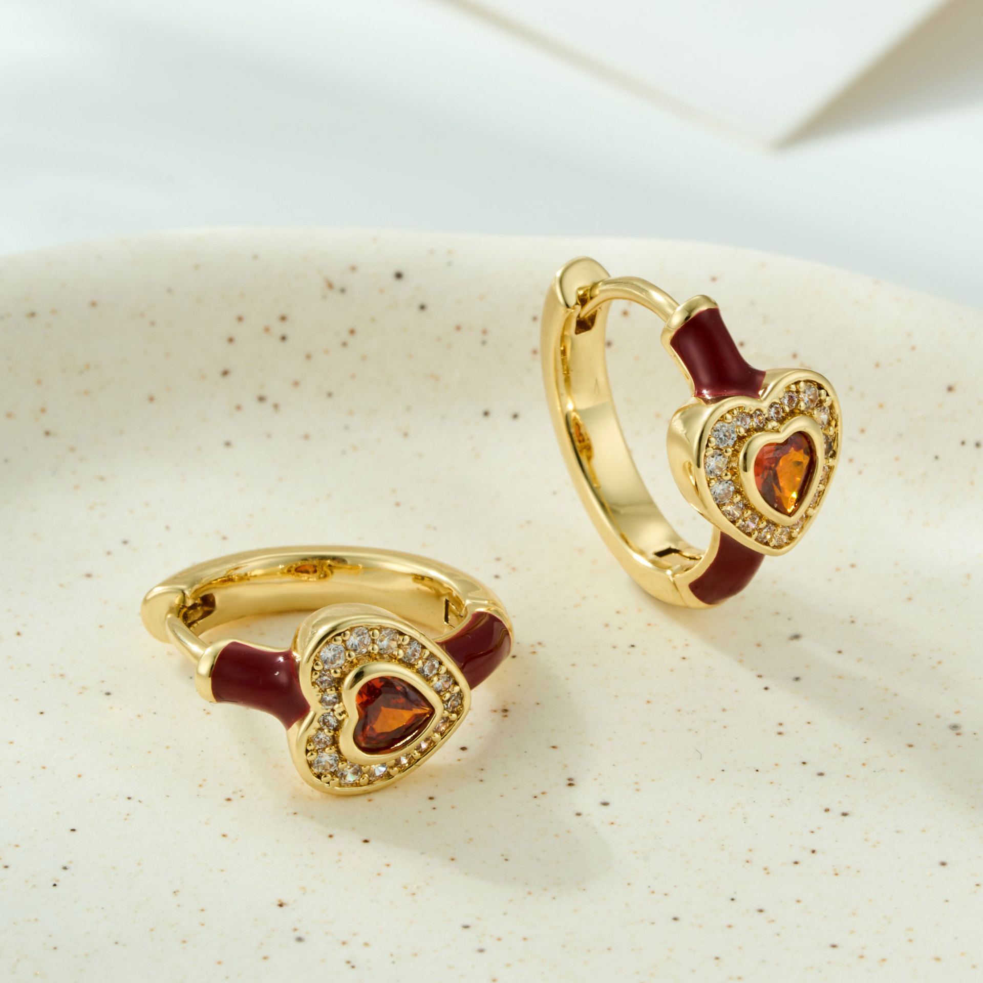 Original design heart-shaped earrings, copper alloy oil-inlaid with zirconium, high-end and exquisite ear buckles, fashionable and versatile commuting earrings